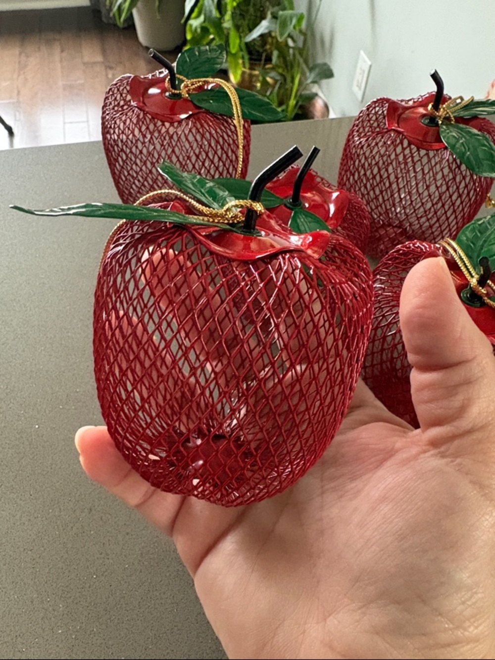 Vintage Set of 5 Decorative Red Apple Wire Mesh decor made in Taiwan - Picture 12 of 14